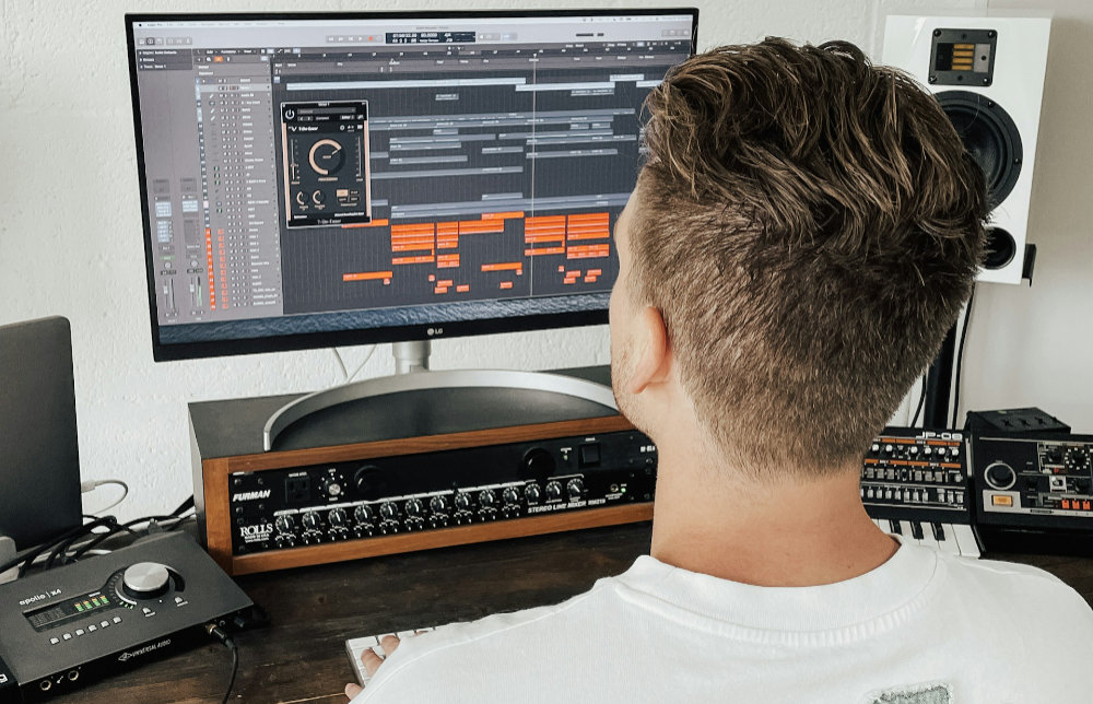 music producer quantizes with his daw