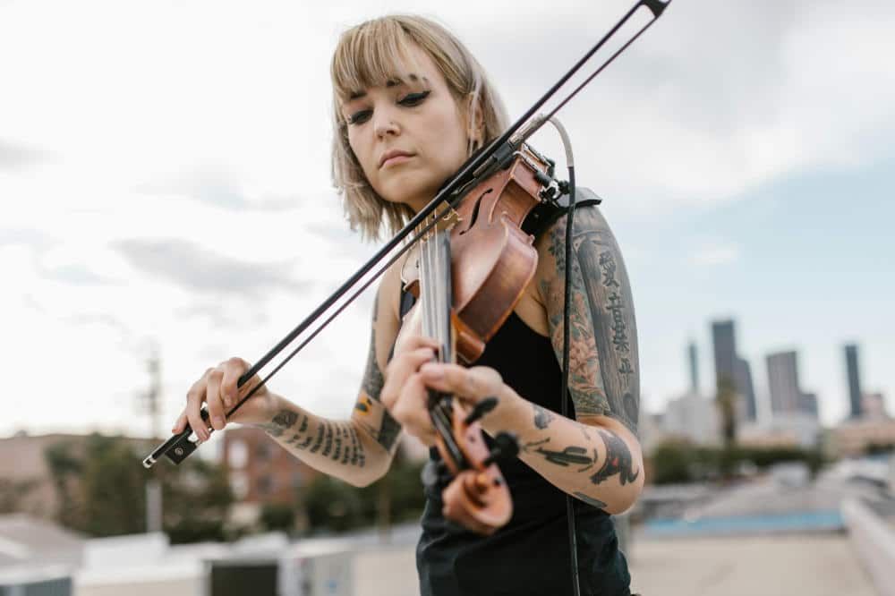 tattooed woman plays violin